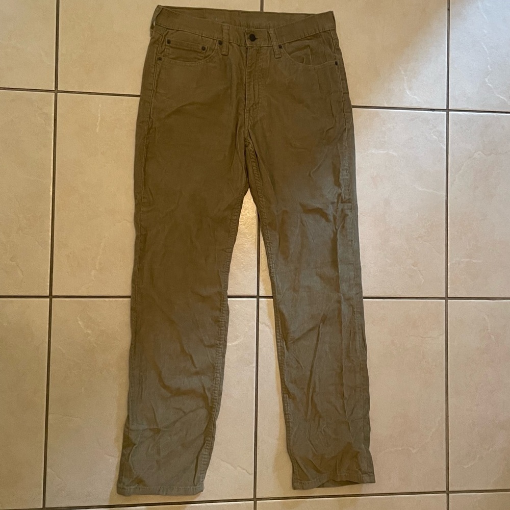 Khaki Levi’s Corduroy in 32 W & L.